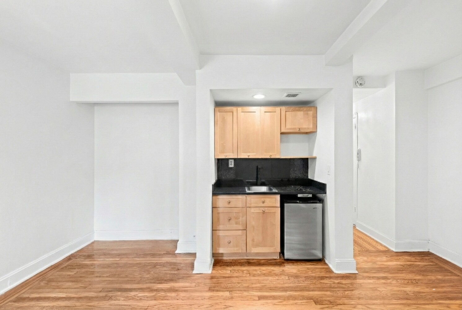 25 Tudor City Place 1009 — photo