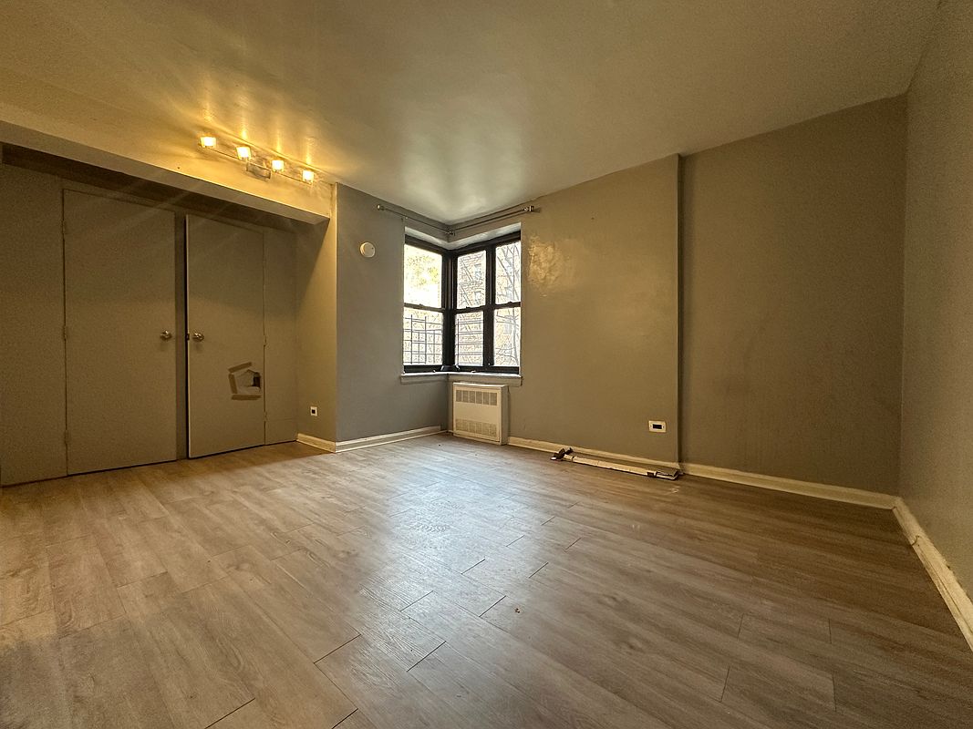 4501 Broadway 3-D — photo