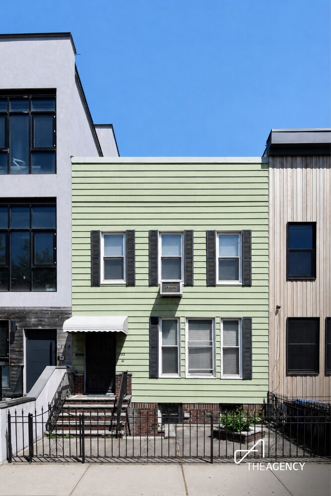 182 Russell Street — photo