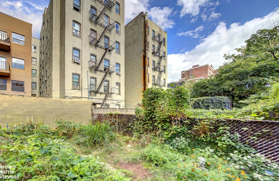 323 E 116th Street — photo