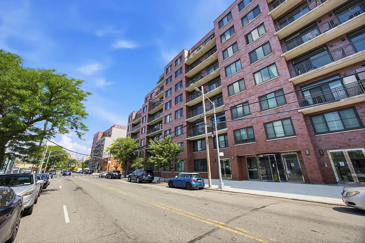 12-15 Broadway 523 — photo