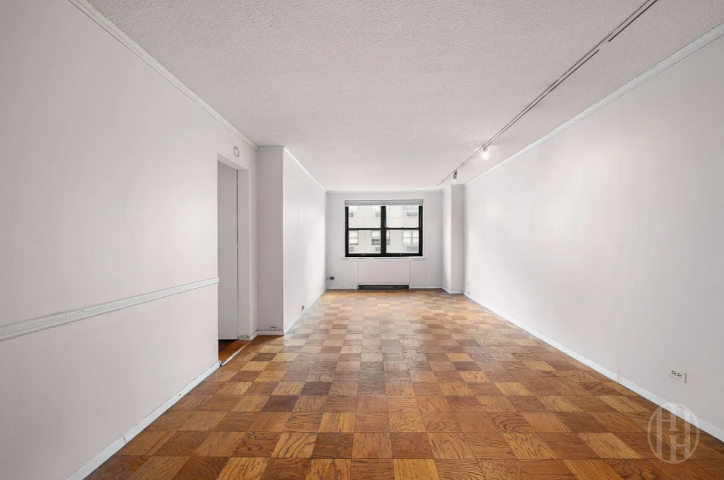 200 E 24th Street 1008 — photo