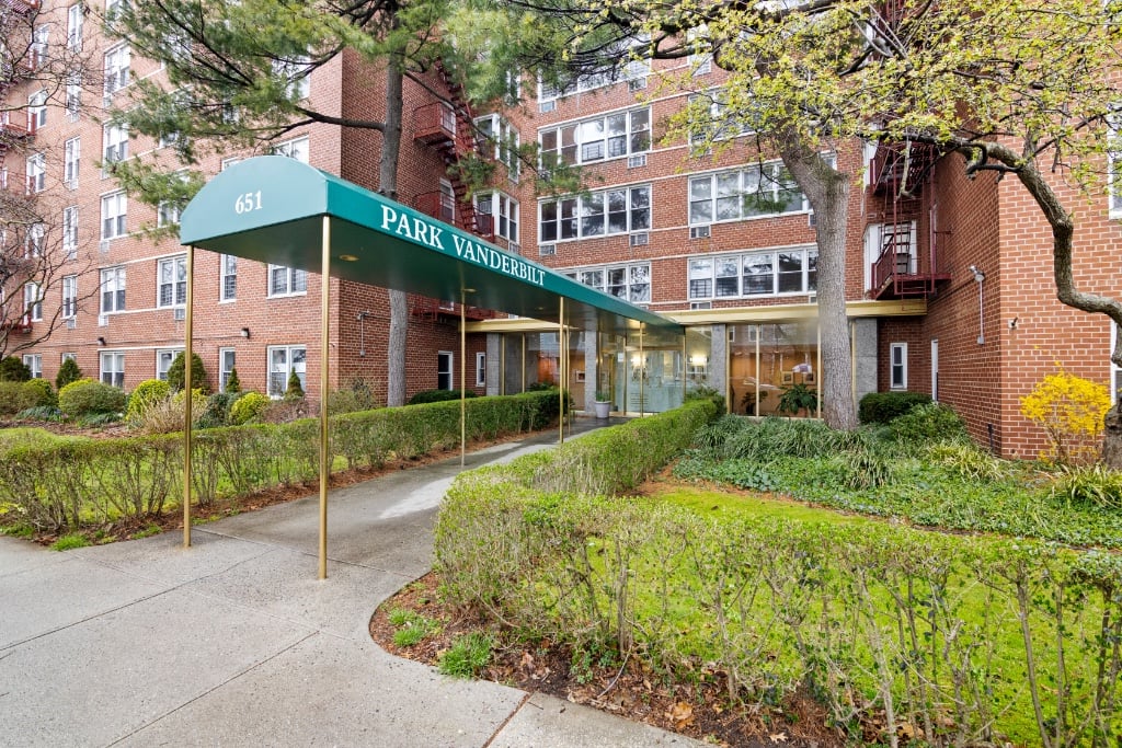 651 Vanderbilt Street 2P — photo