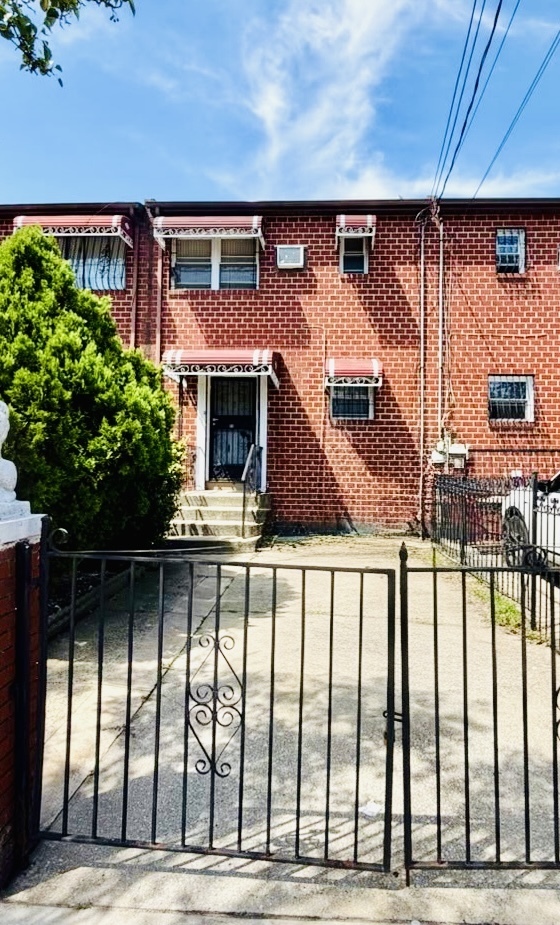 582 Hendrix Street — photo