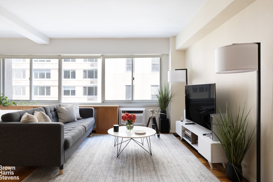 240 E 55th Street 6D — photo