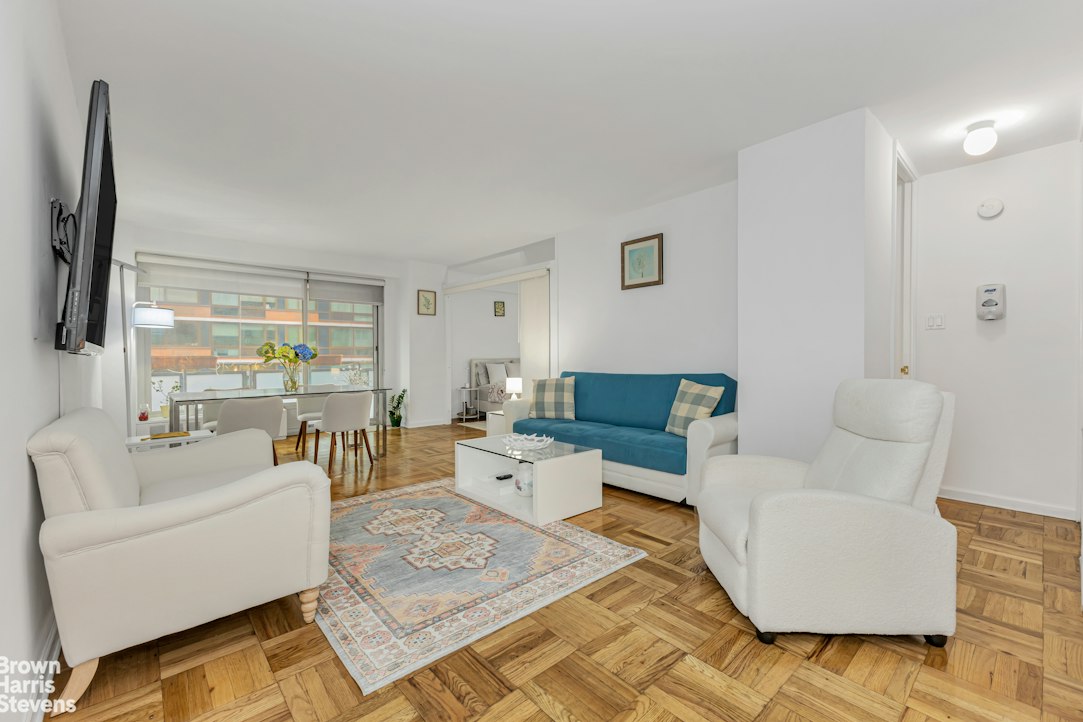 300 E 40th Street 16K — photo