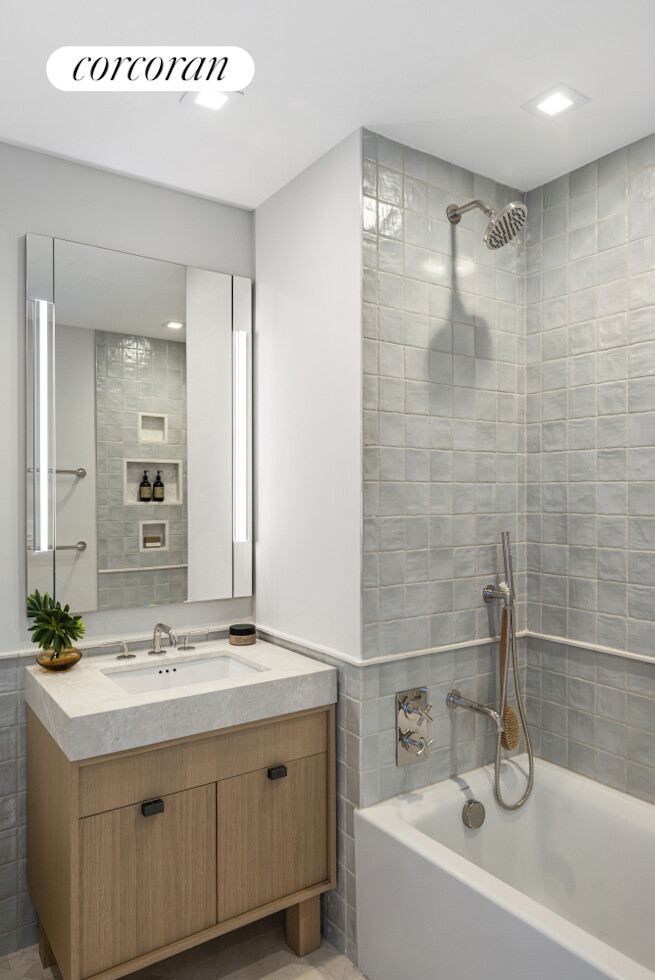 222 E Broadway 4C — photo