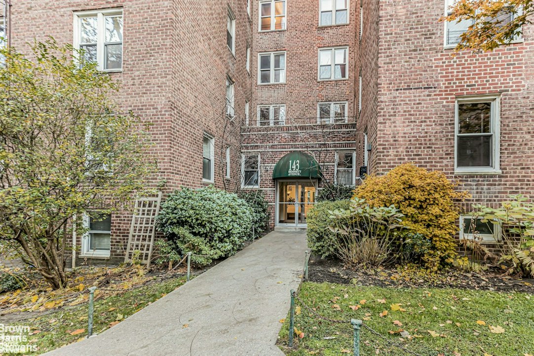 143 Bennett Avenue 5P — photo