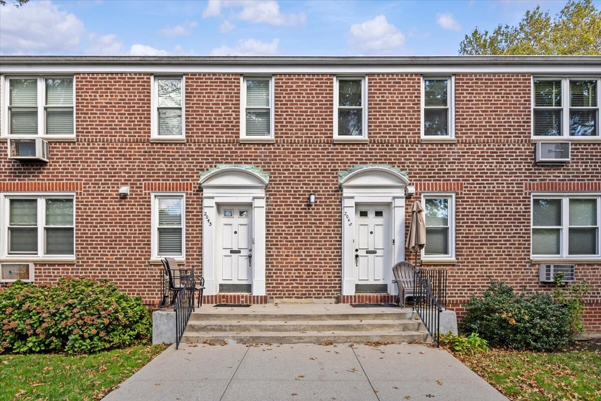2043 E 58th Street Unit 141E — photo