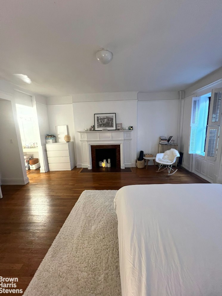 213 W 70th Street House — photo