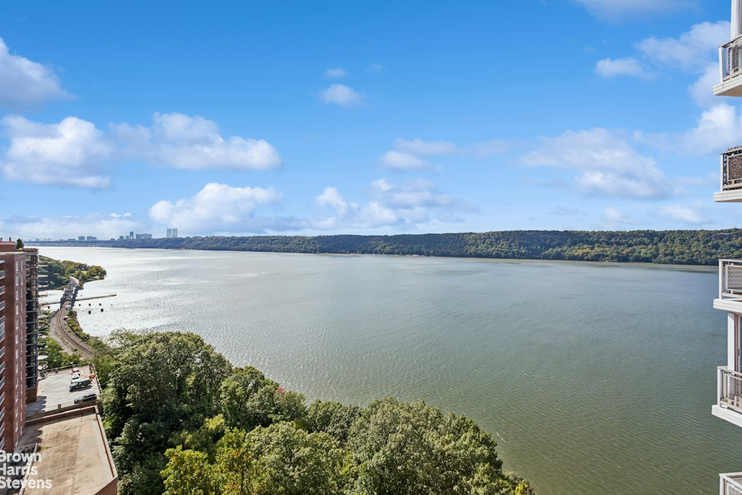 2621 Palisade Avenue Unit 14L — photo