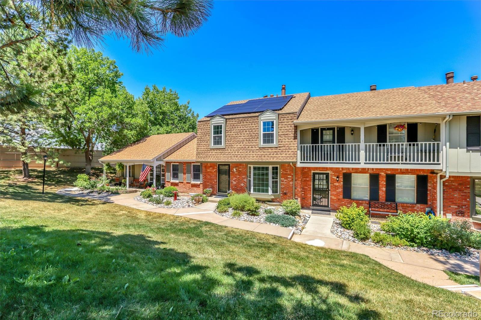 2433 E Fremont Court — photo