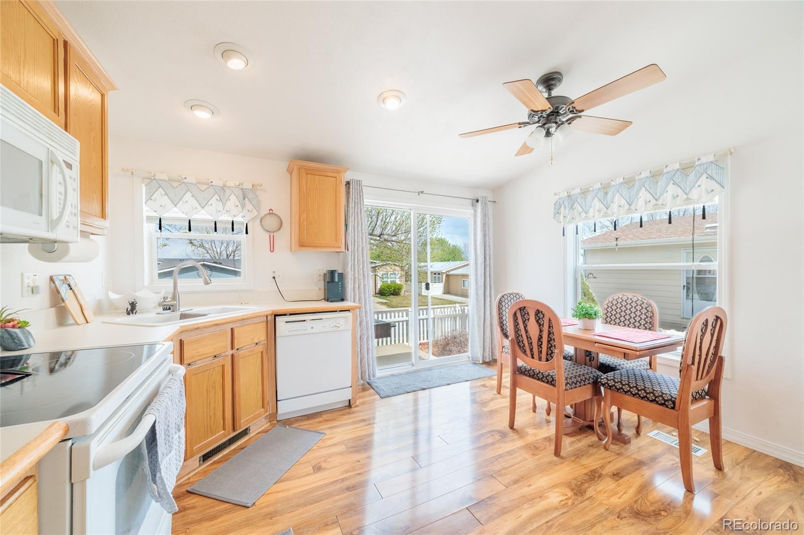 7805 Sunflower Green 140 — photo