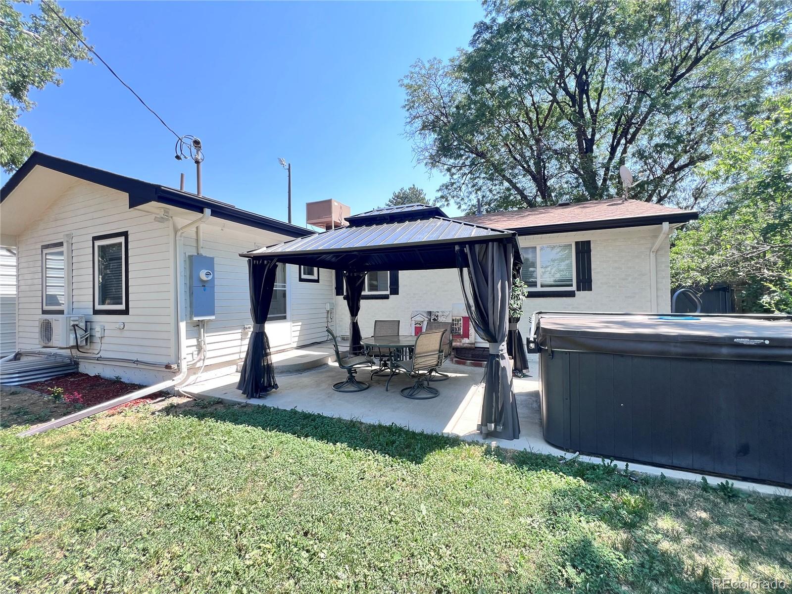 555 Everett Street — photo