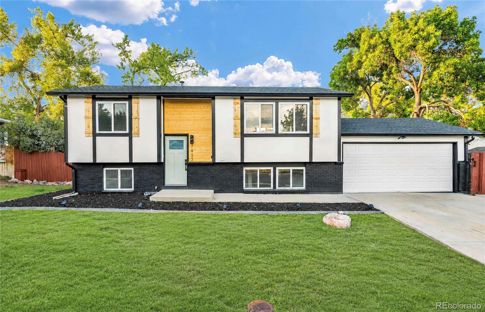 7433 W Hinsdale Drive — photo