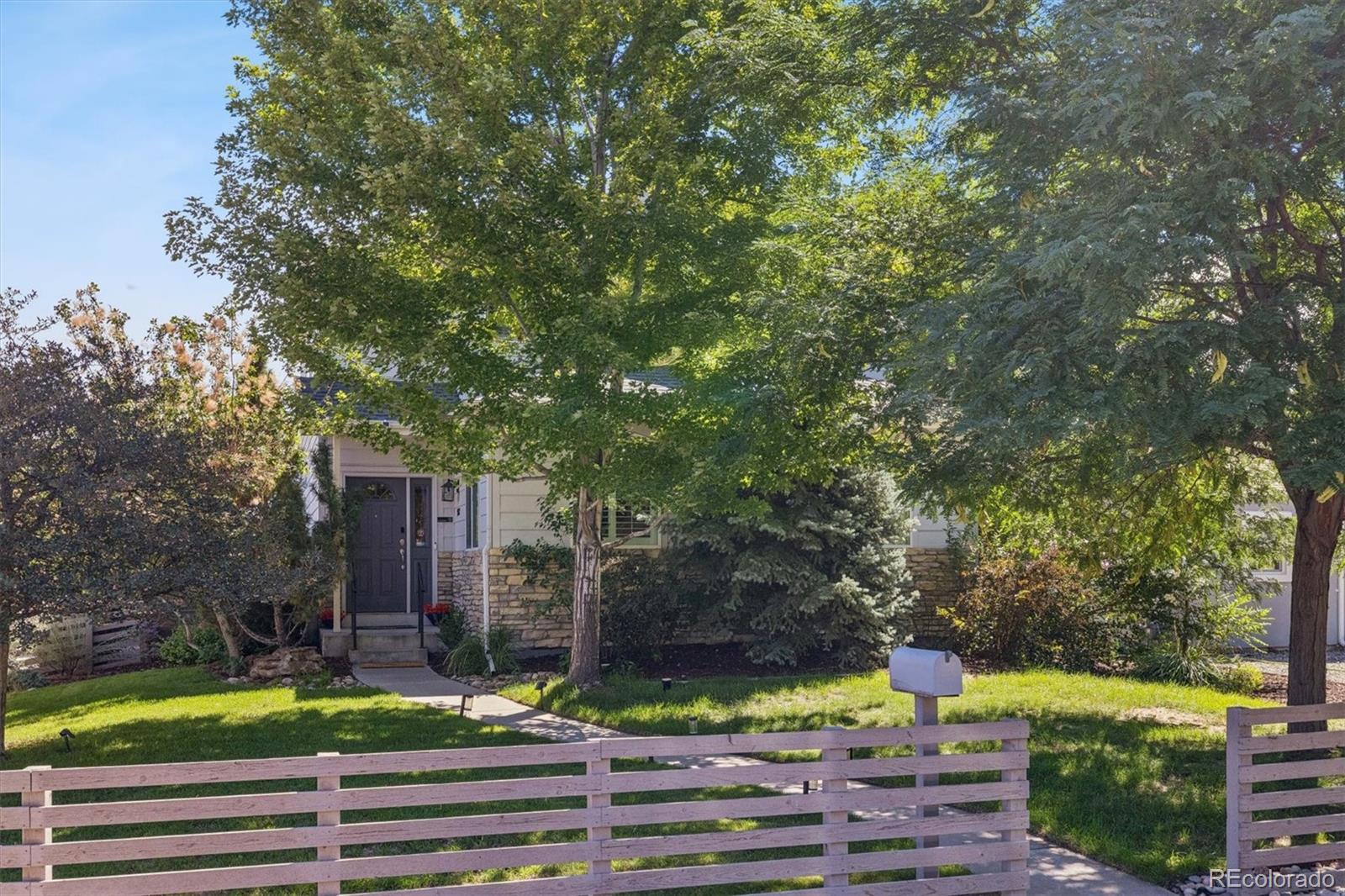 902 S Leyden Street — photo