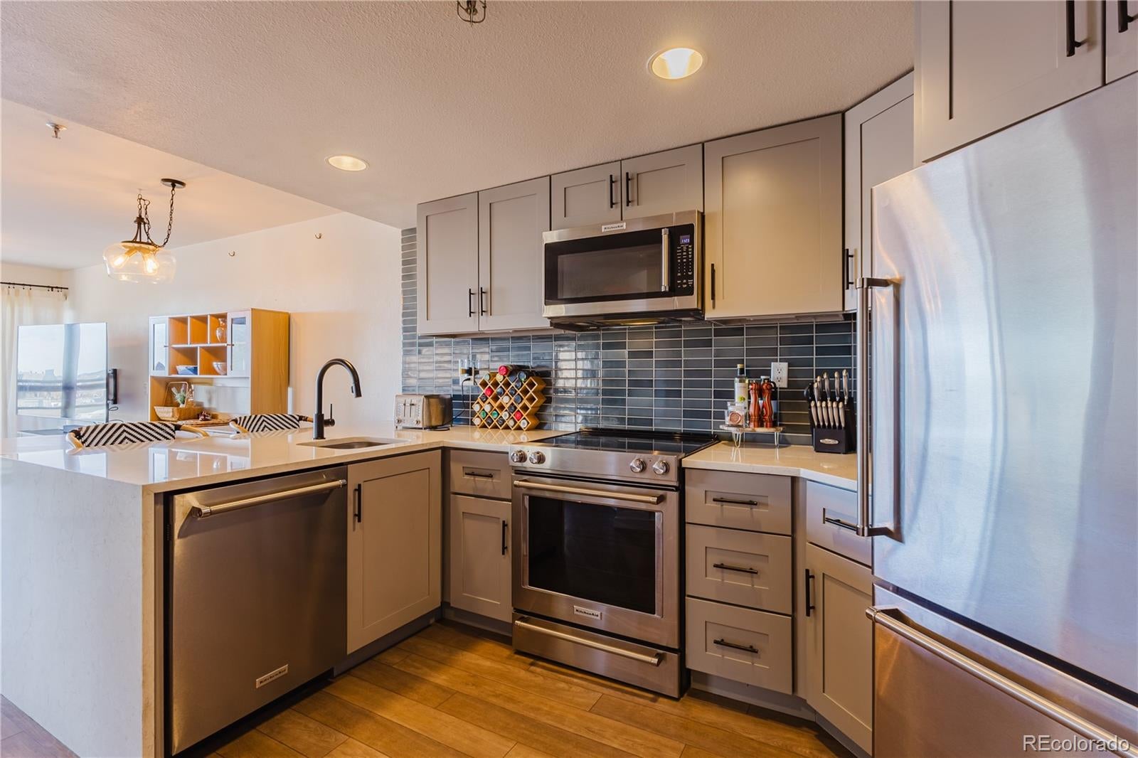 100 Park Avenue W 604 — photo