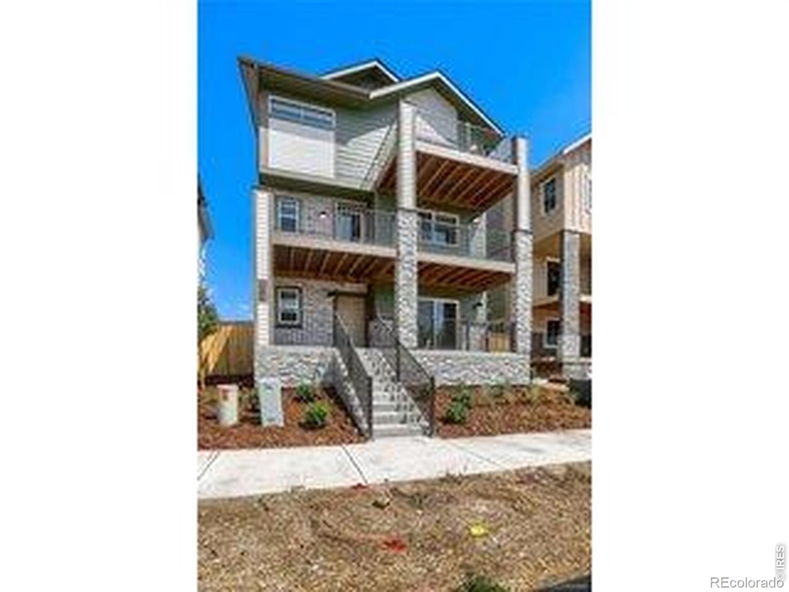 8648 King Street — photo