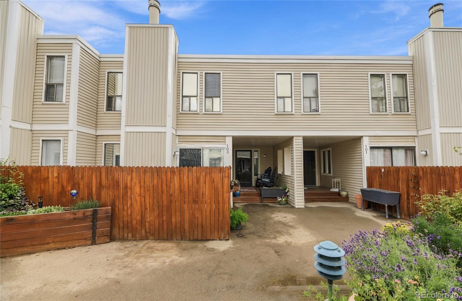 1050 S Monaco Street Parkway 103 — photo