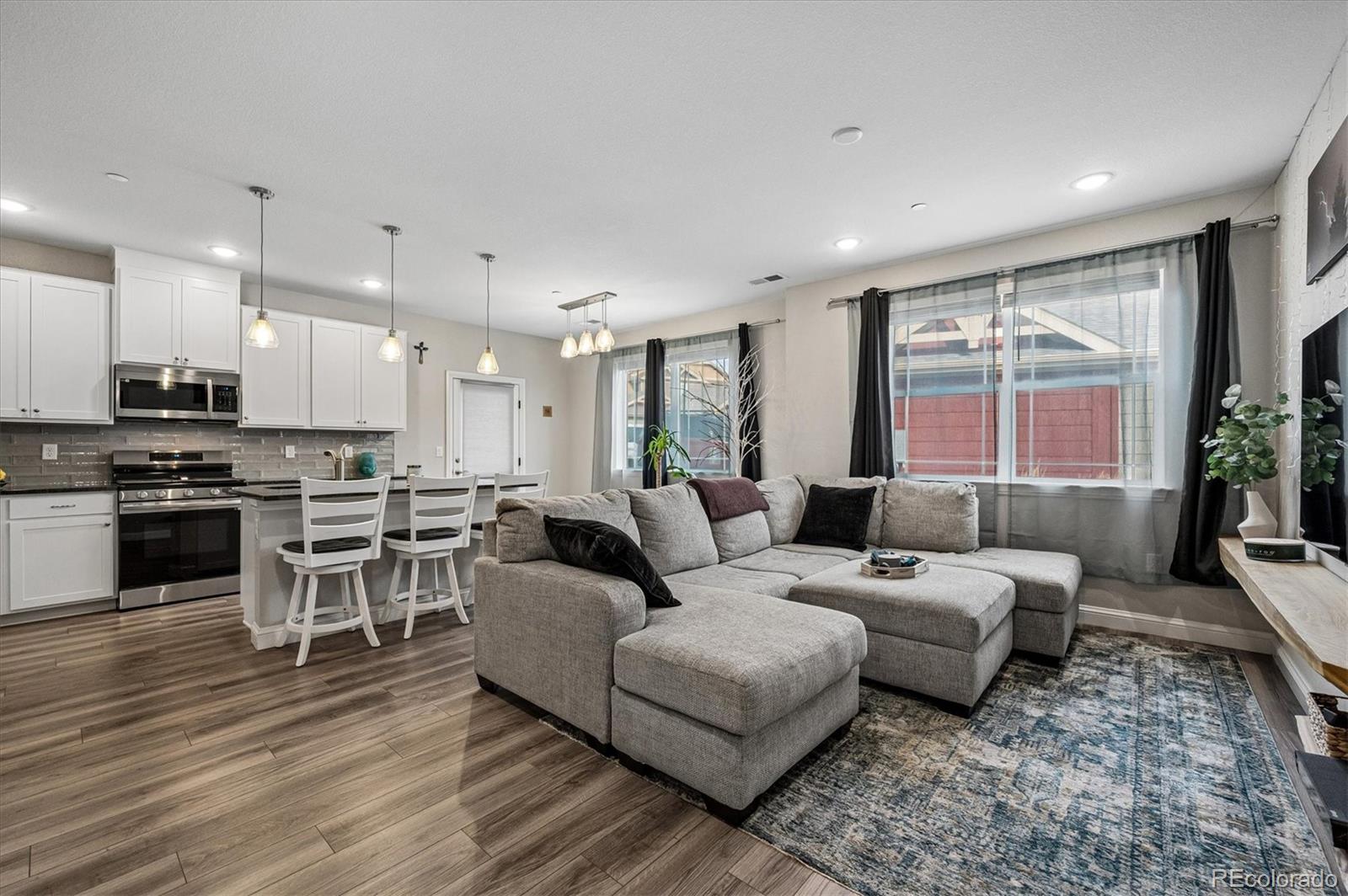 9992 W Victoria Place 101 — photo