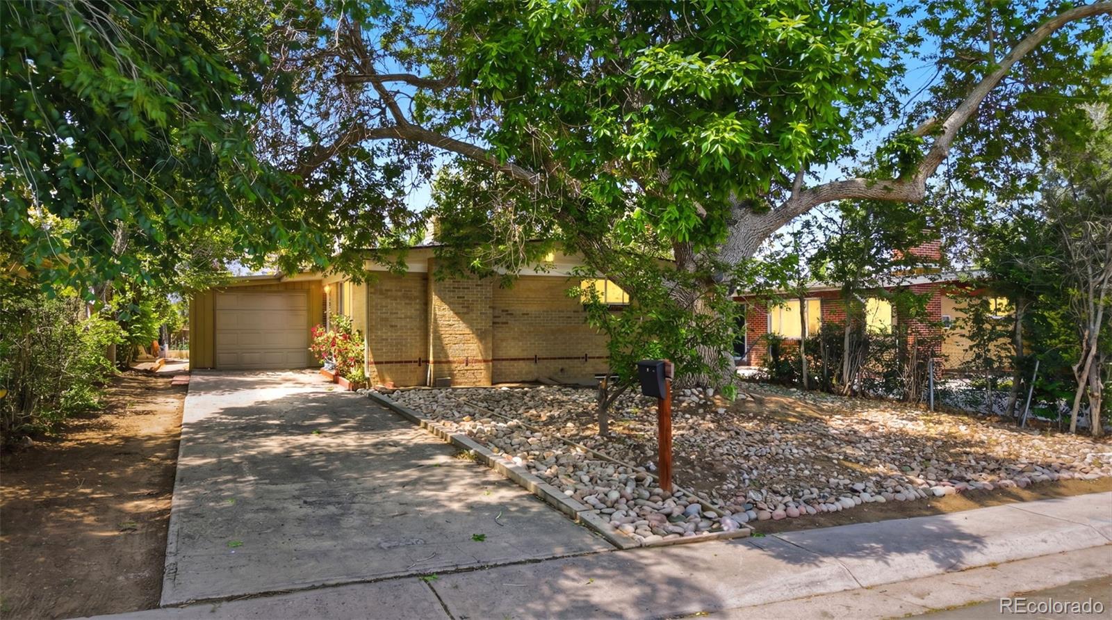 1225 Dallas Street — photo