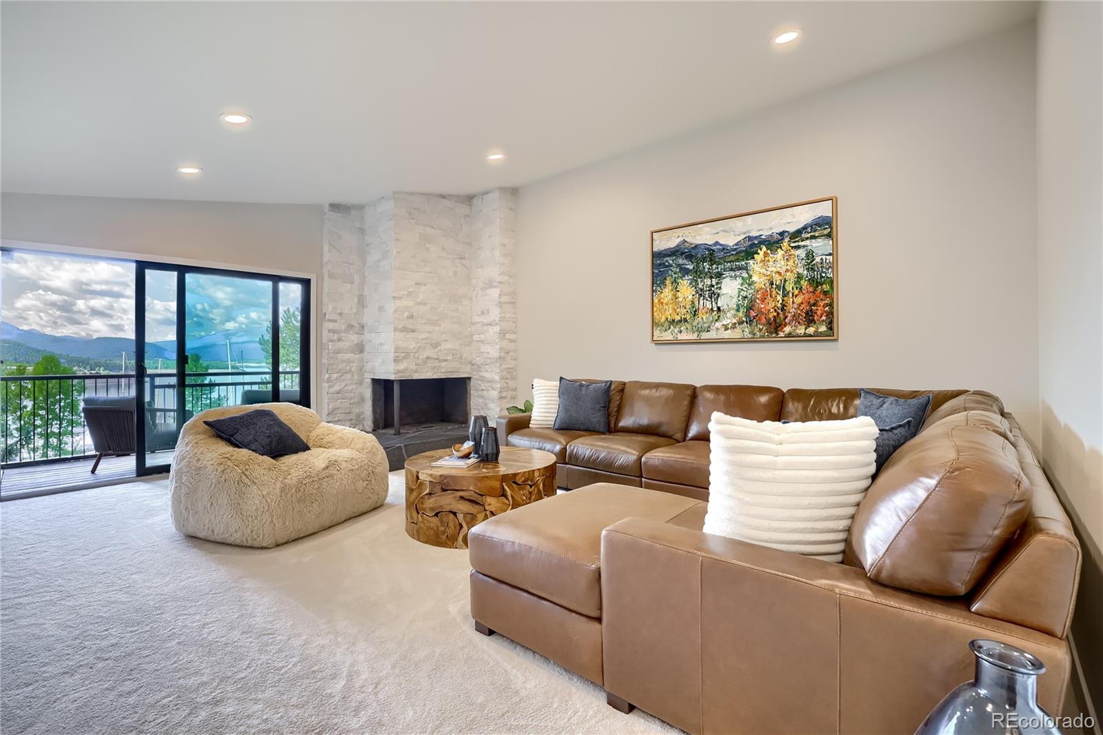 160 E La Bonte 303 — photo