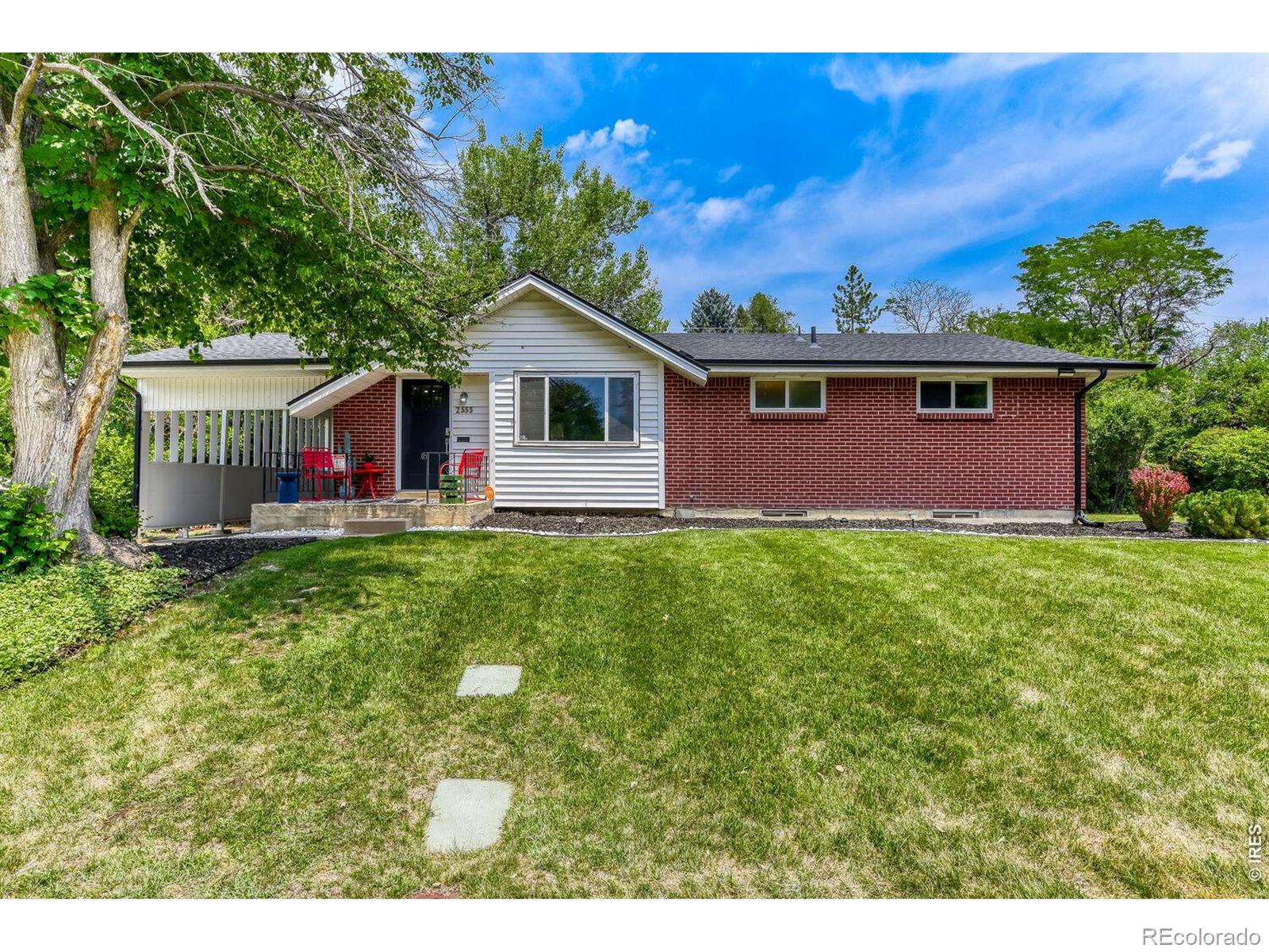 2555 E Maplewood Avenue — photo