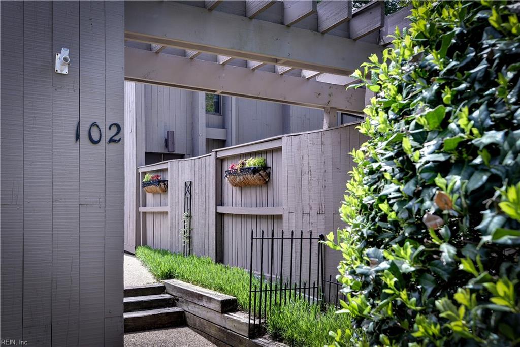 102 Harrops Gln — photo