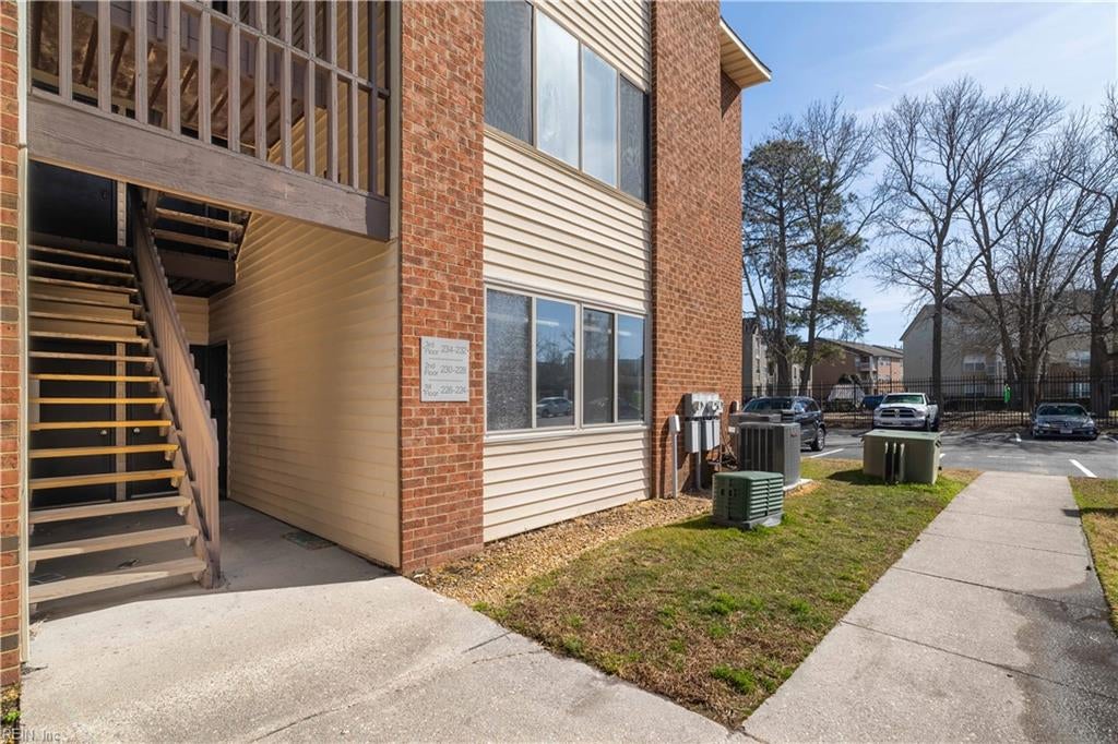 224 Pacific Dr 8 — photo