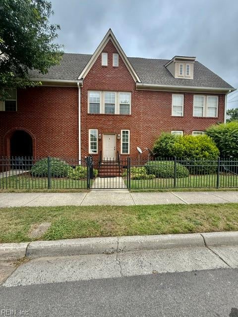 200 Maple Ave B — photo