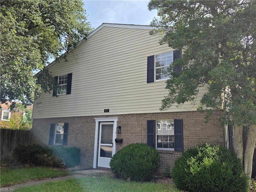 101 Hampstead Ct — photo