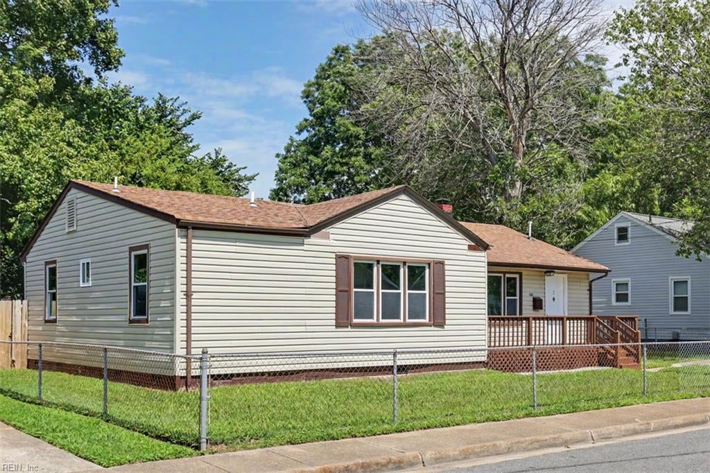 102 W Kelly Ave — photo