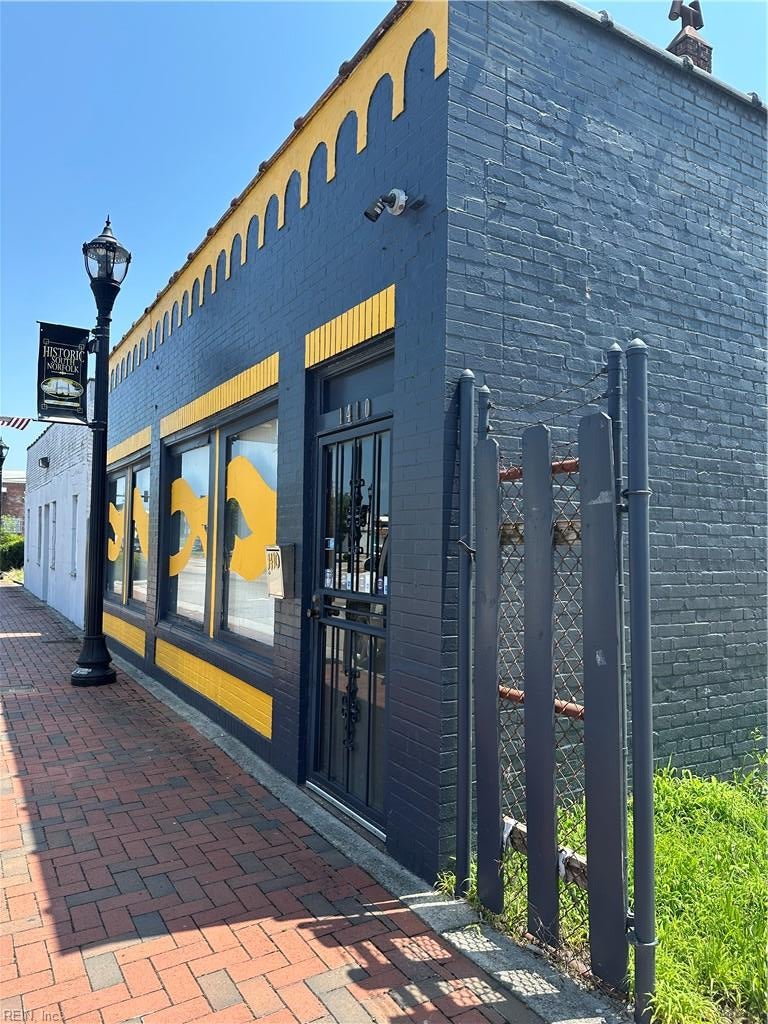 1410 Poindexter St — photo