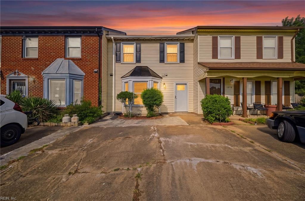 1212 Hillock Xing — photo
