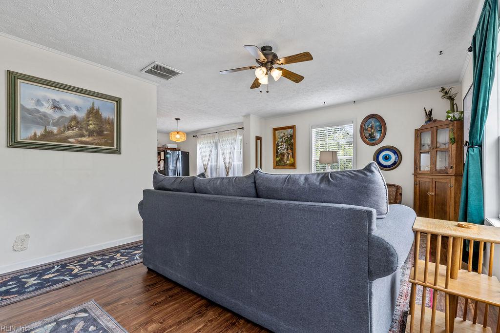 402 E Main Street, Wakefield, VA 23888 — photo 3