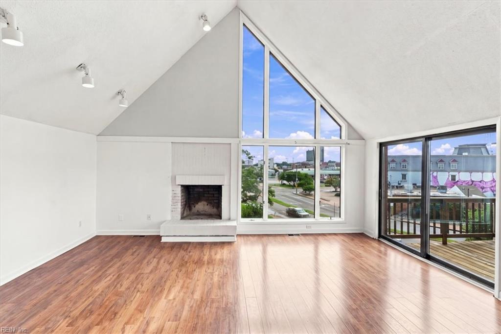 696 Mowbray Arch 650 — photo
