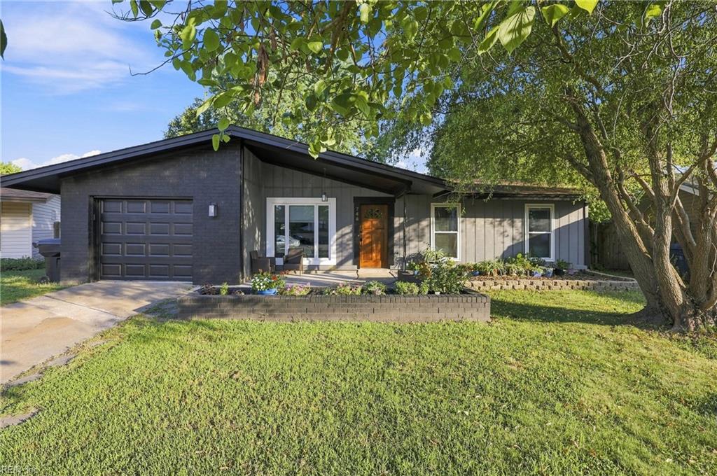 748 Tanoak Ct — photo
