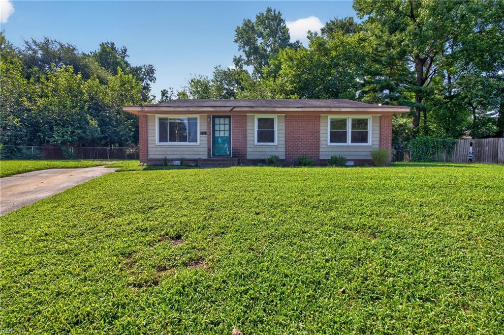 901 Page Ct — photo