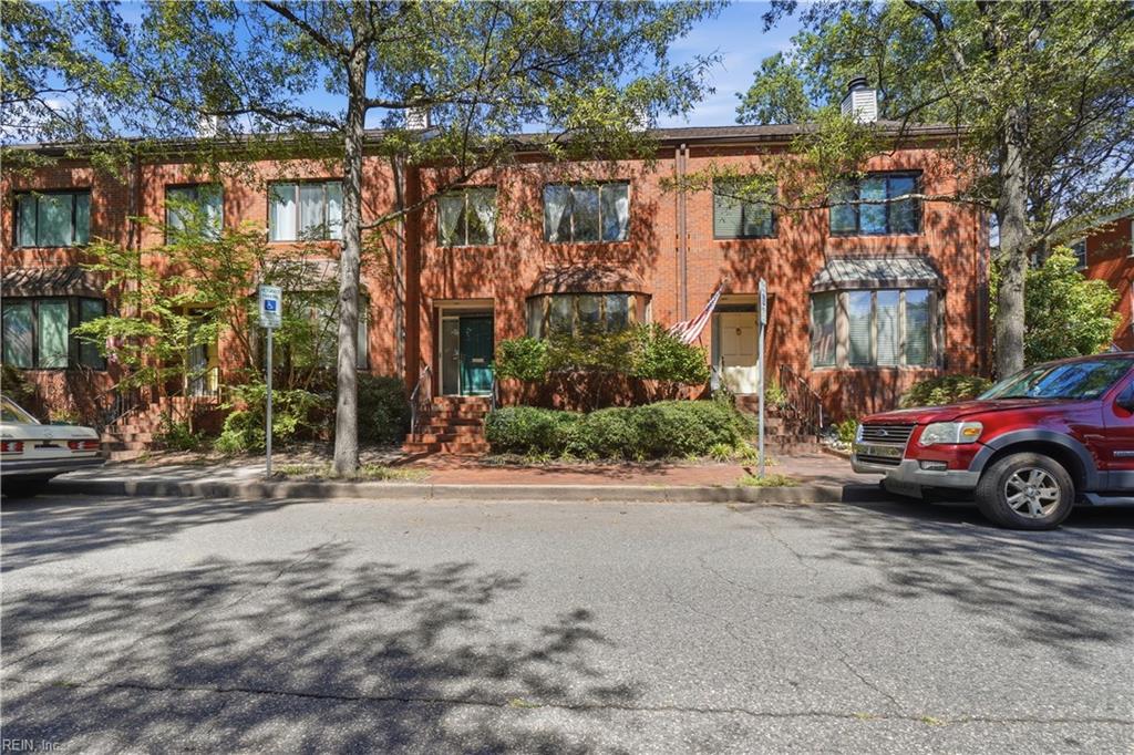 332 College Pl — photo