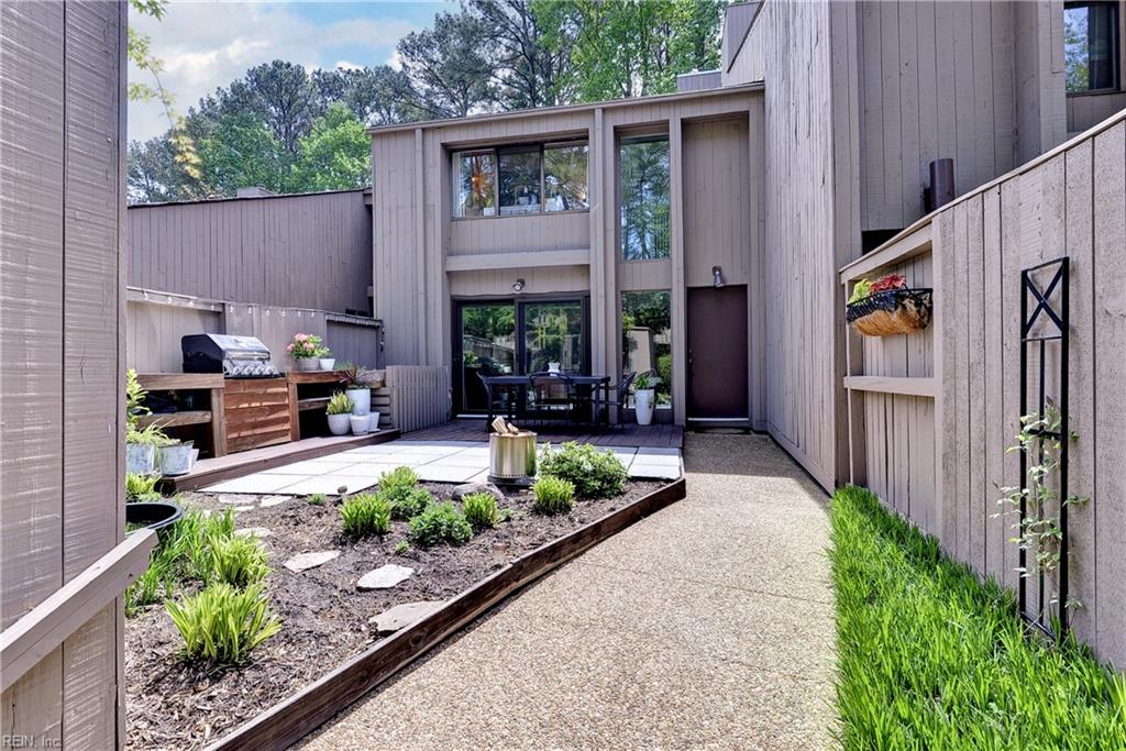 102 Harrops Gln — photo