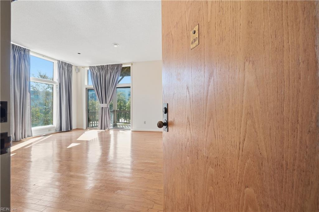 696 Mowbray Arch — photo