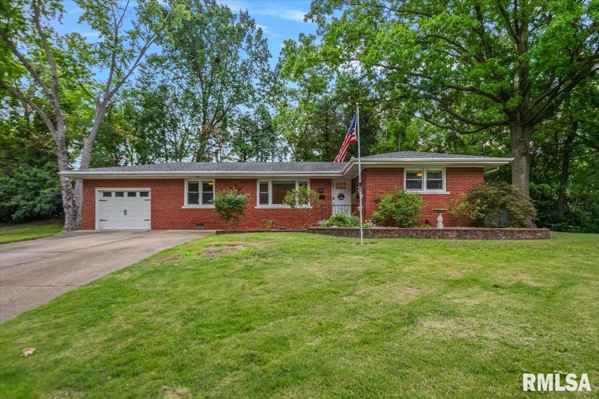 28 SUNNYSIDE Drive, Springfield, IL 62702