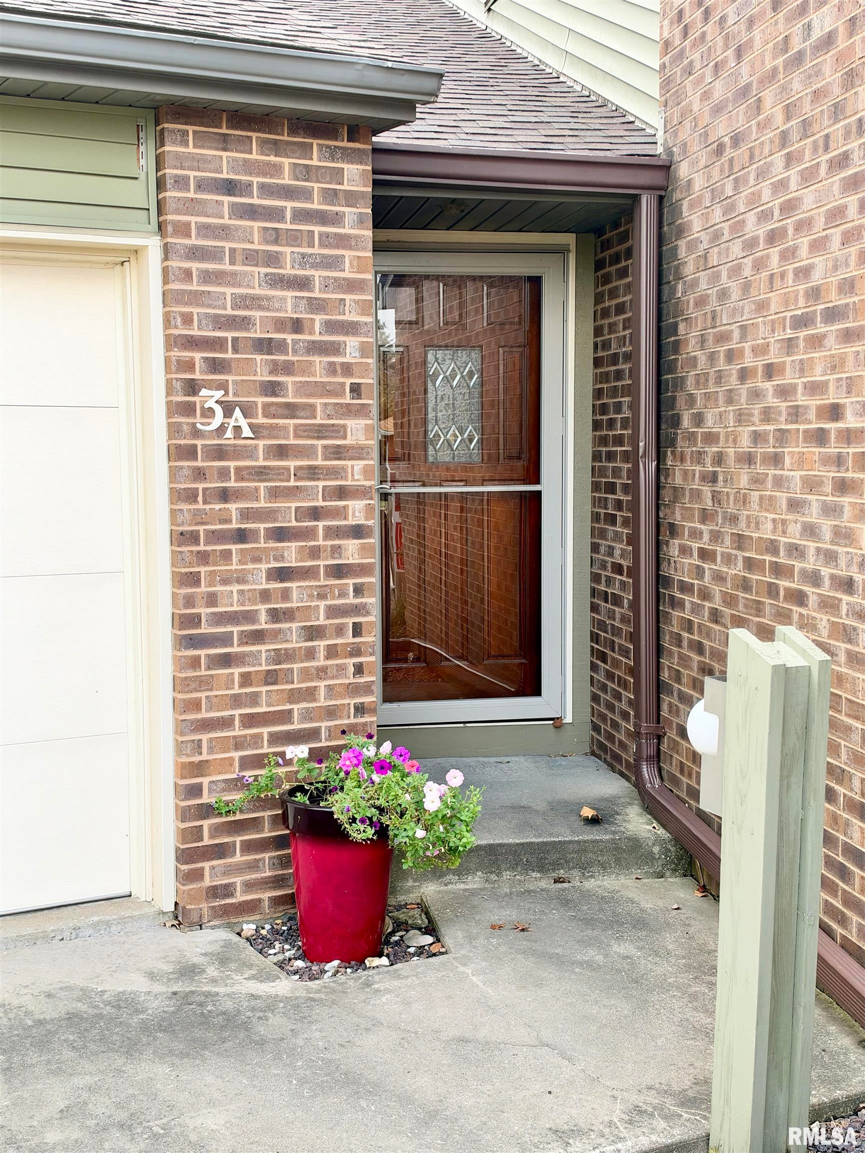 3 a Eisenhower Circle — photo