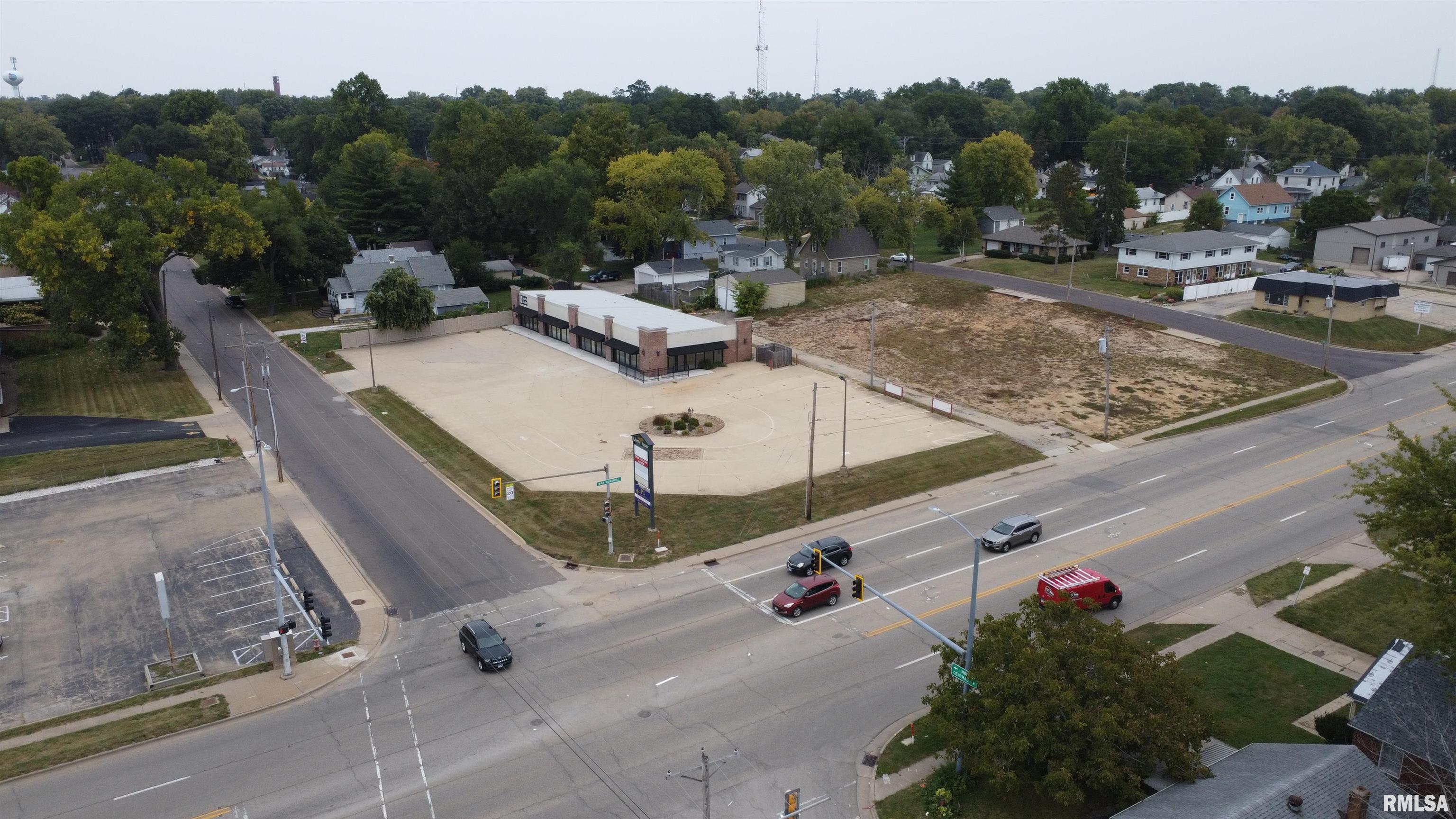 1001 E War Memorial Drive — photo