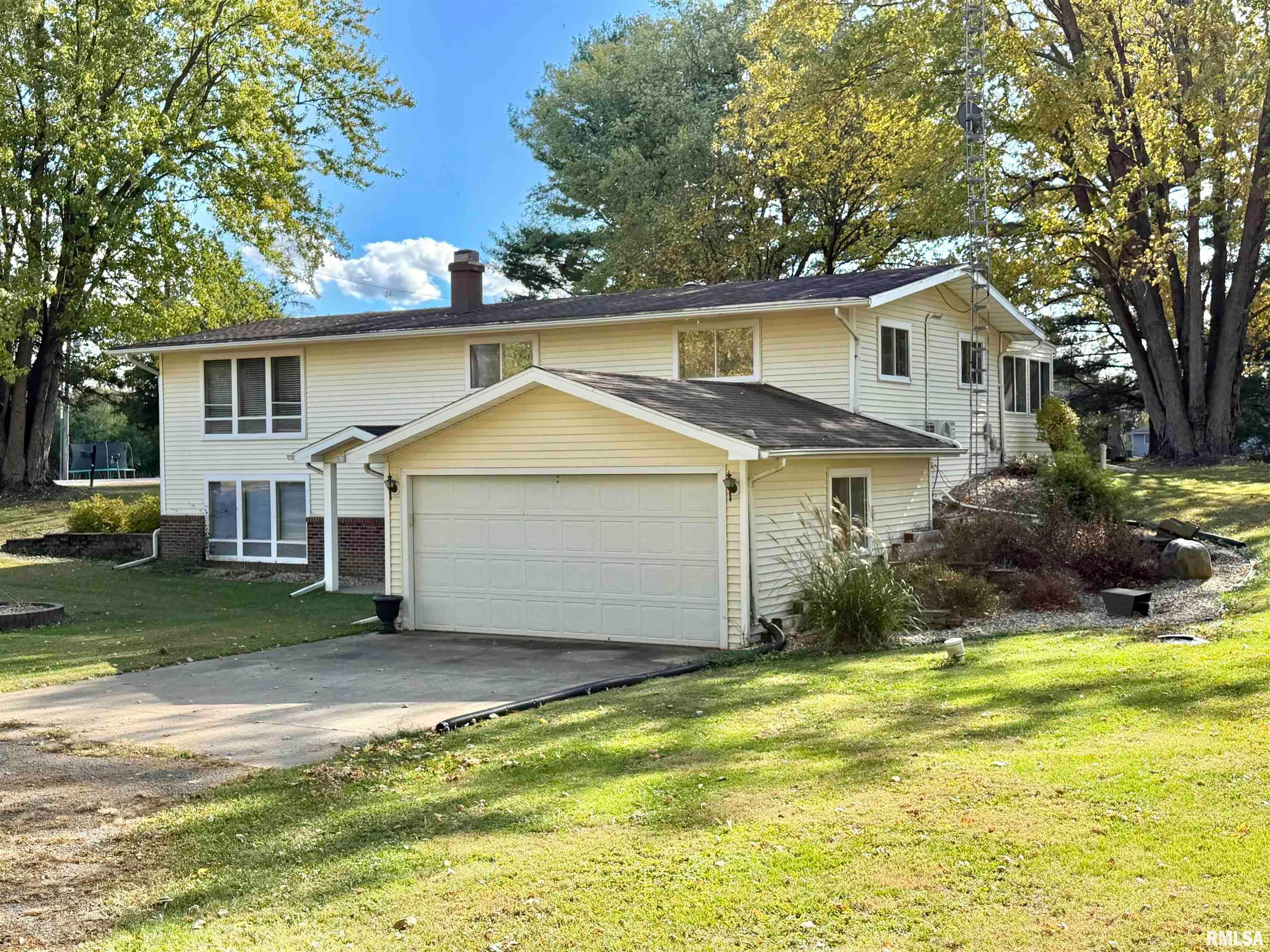 990 William Drive — photo