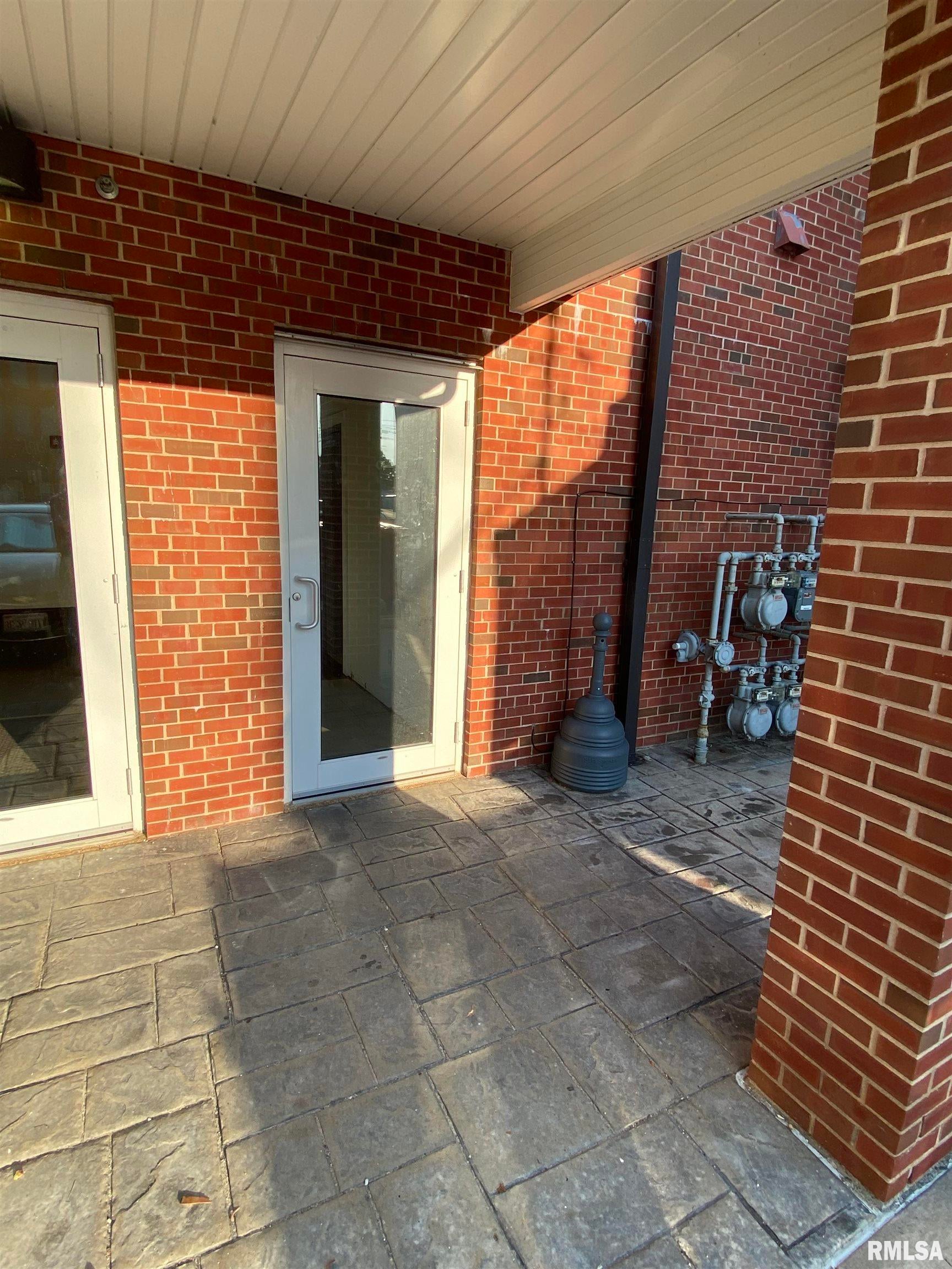 15 E SIDE Square, Canton, IL 61520 — photo 2