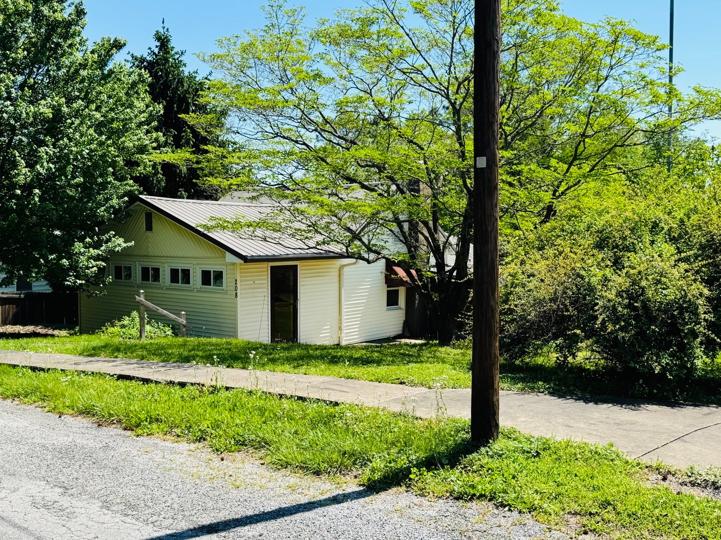 208 W Poplar Street — photo