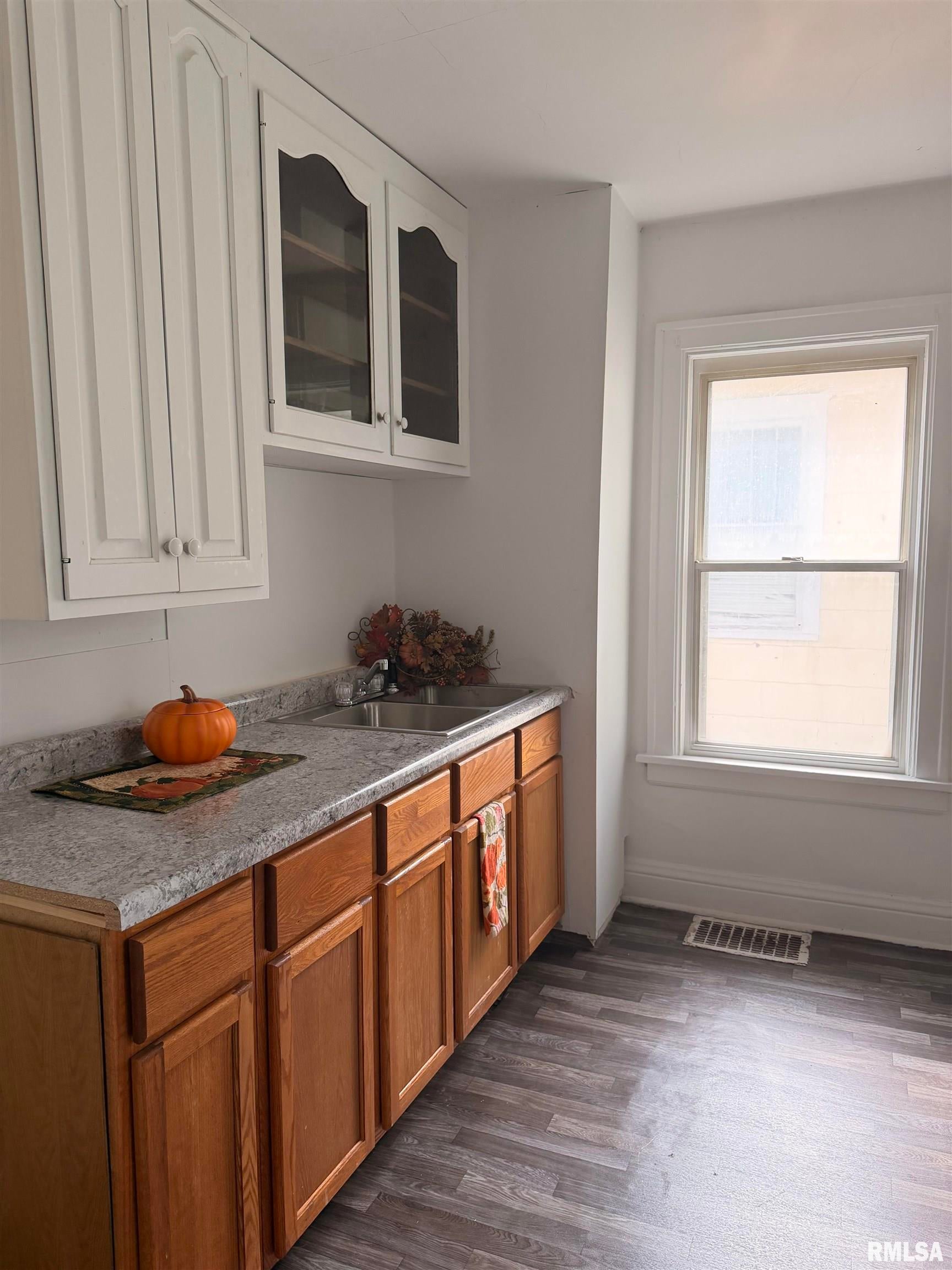 2403 W Howett Street — photo