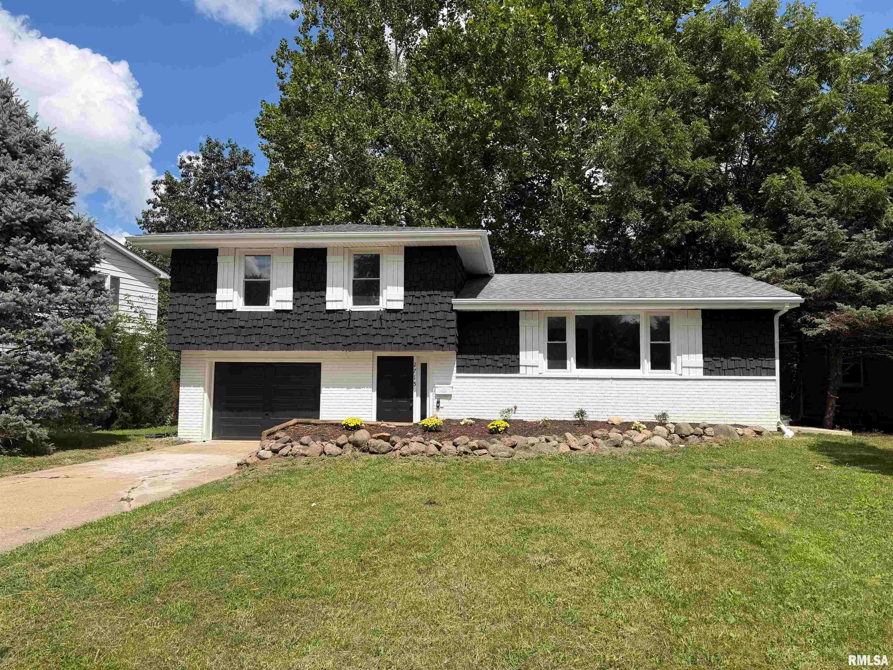 2715 W Huntington Drive — photo