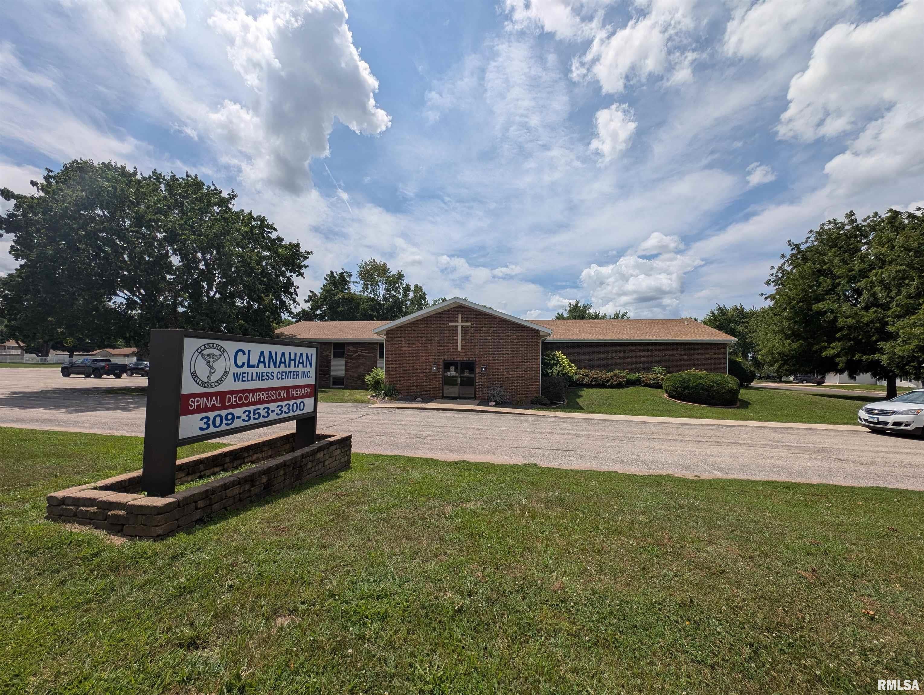 2221 N Parkway Drive — photo